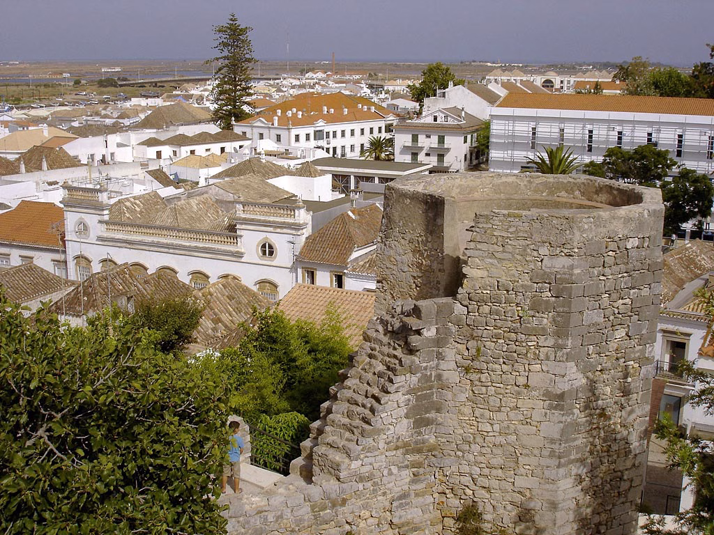Castillo de Tavira | Miguel Vieira [2], CC BY 2.0, via Wikimedia